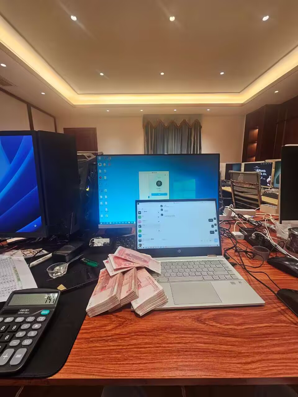 腾龙公司微信客服办公室